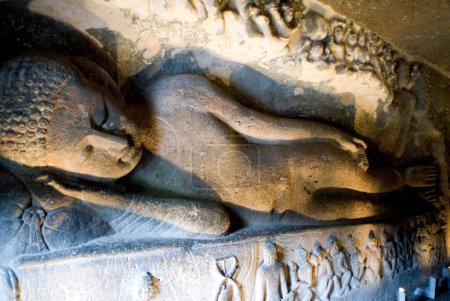 Téléchargez les photos : Parinirvana la grande statue de mort de Bouddha ; Grottes Ajanta ; Aurangabad ; Maharashtra ; Inde - en image libre de droit