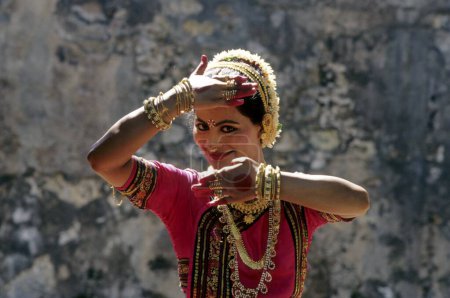 Téléchargez les photos : Bharatnatyam, femme exécutant la danse classique de l'Inde - en image libre de droit