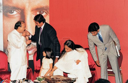Foto de El actor de Bollywood indio del sur de Asia Amitabh Bachchan con su esposa Jaya hijo Abhishek Bachchan nieta Navya Naveli y Samajwadi líder del partido Amar Singh en su 60º cumpleaños en JW Marriott - Imagen libre de derechos