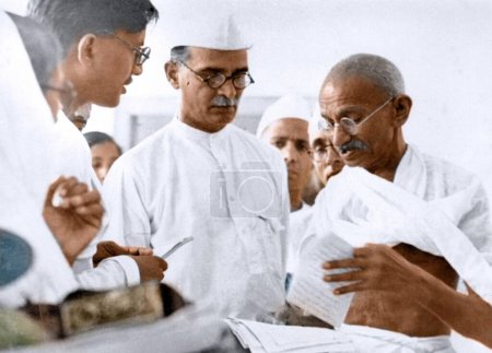 Foto de Mahatma Gandhi con Mahadev Desai y otros, India, Asia, 1939 - Imagen libre de derechos