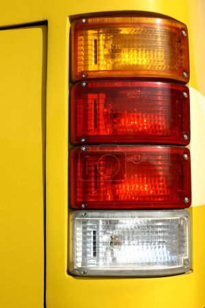Téléchargez les photos : Lumière d'un bus de luxe jaune, autoroute Mumbai Pune Express, Maharashtra, Inde - en image libre de droit