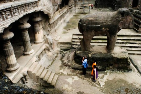 Téléchargez les photos : Touristes dans le temple Kailash aux grottes d'Ellora, Aurangabad, Maharashtra, Inde - en image libre de droit