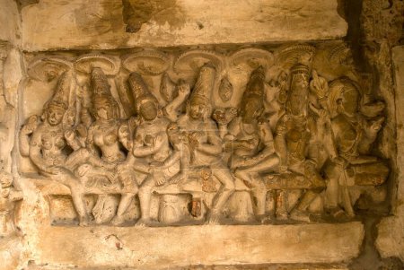 Foto de Sapth Mathurukas siete vírgenes estatua; Kailasanatha templo en areniscas construido por el rey de Pallava Narasimhavarman & hijo Mahendra ocho siglo en Kanchipuram; Tamil Nadu; India - Imagen libre de derechos