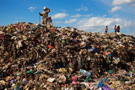Foto de Vertedero de basura, anlong pi, siem reap, cambodia - Imagen libre de derechos