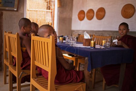 Foto de Jóvenes monjes budistas en la mesa inle lago, myanmar, Birmania - Imagen libre de derechos