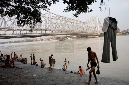 Téléchargez les photos : Vue du pont Howrah maintenant Rabindra Setu de la rive de la rivière HooApproximativement ; Calcutta Kolkata ; Bengale occidental ; Inde - en image libre de droit
