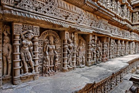 Téléchargez les photos : Rani ki vav ; sculpture sur pierre ; structure souterraine ; marche bien ; Patan ; Gujarat ; Inde - en image libre de droit