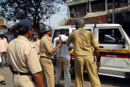 Foto de Personal de la policía acusa a Lathi contra un alborotador dalit en Bhandup después de que la comunidad dalit recurriera a protestas violentas, Bombay ahora Mumbai, Maharashtra, India - Imagen libre de derechos
