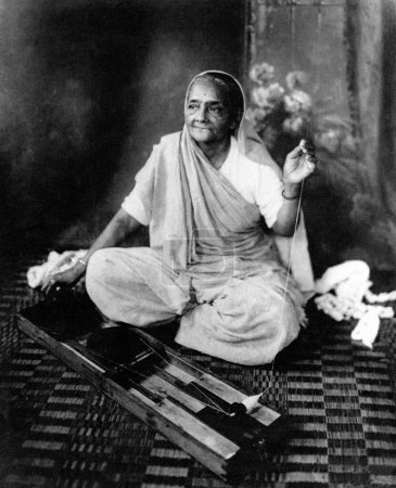 Foto de Kasturba Gandhi spinning, Fotografía de estudio rara, 1940 - Imagen libre de derechos