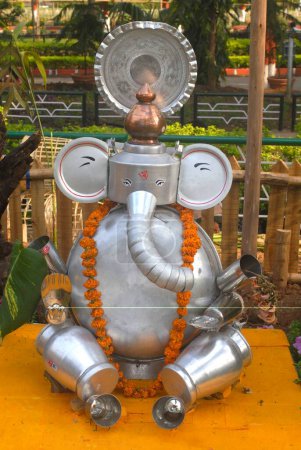 Foto de Ganesh ganpati Señor hecho por la organización de utensilios domésticos en Sambhaji Park, Deccan, Pune, Maharashtra, India - Imagen libre de derechos