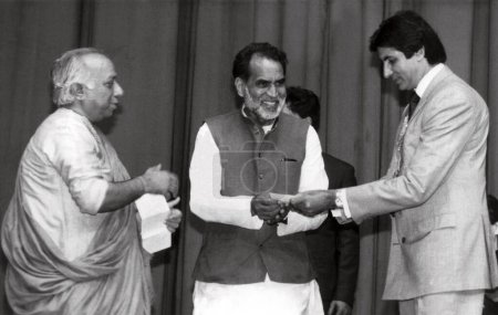 Téléchargez les photos : L'industriel sud-asiatique R p goenka, ancien Premier ministre Chandrashekhar avec l'acteur Amitabh Bachchan, Delhi, Inde - en image libre de droit