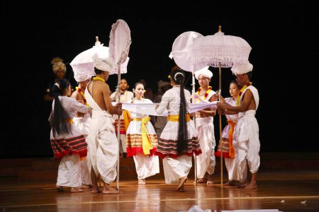 Téléchargez les photos : Danse Lai Haroba de Manipur, Inde - en image libre de droit