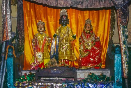 Ram sita and lakshmana statue in bandhavgarh fort, madhya pradesh, india, asia