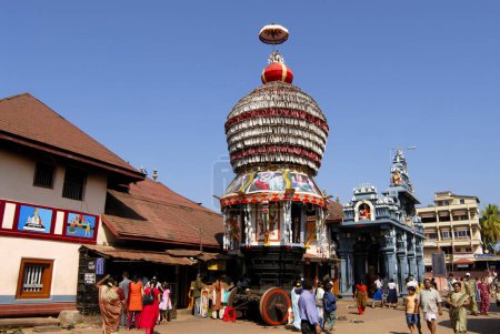 Foto de Fachada colorida y ricamente decorada y enorme campus del Udupi Sri Krishna Temple Chariot Udupi Karnataka - Imagen libre de derechos
