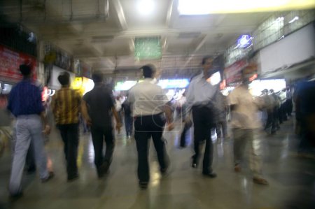 Foto de Multitud moviéndose en la estación de tren de Churchgate, Bombay Mumbai, Maharashtra, India - Imagen libre de derechos