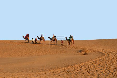Foto de Turistas en safari en camello, Khuhri, Jaisalmer, Rajastán, India - Imagen libre de derechos