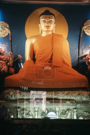 Téléchargez les photos : Bouddha doré énorme au temple Mahabodhi, Bodh Gaya, Bihar, Inde, Asie - en image libre de droit