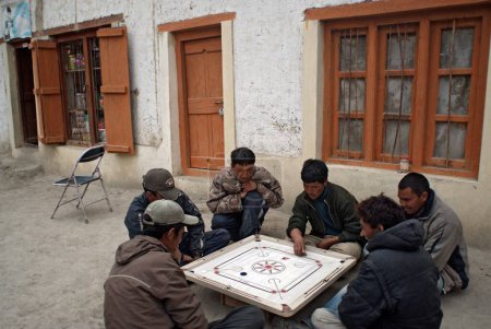 Foto de Hombres jugando carom en Mulbekh village, Leh, Ladakh, Jammu y Cachemira, India 10 abril 2008 - Imagen libre de derechos