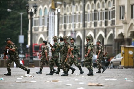 Téléchargez les photos : Le personnel de l'armée indienne prend position pendant la bataille des armes à feu se poursuit à l'intérieur de l'hôtel Taj Mahal attaque terroriste par Deccan Moudjahidine, Bombay Mumbai, Maharashtra, Inde - en image libre de droit