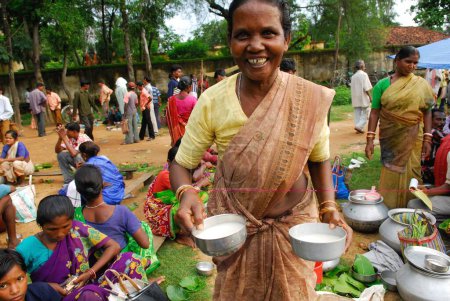 Foto de Ho tribus mujer venta de leche en el mercado, Chakradharpur, Jharkhand, India - Imagen libre de derechos