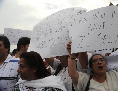 Foto de Manifestantes con pancartas frente al hotel Taj Mahal, después del ataque terrorista de Deccan Mujahedeen el 26 de noviembre de 2008 en Bombay Mumbai, Maharashtra, India - Imagen libre de derechos