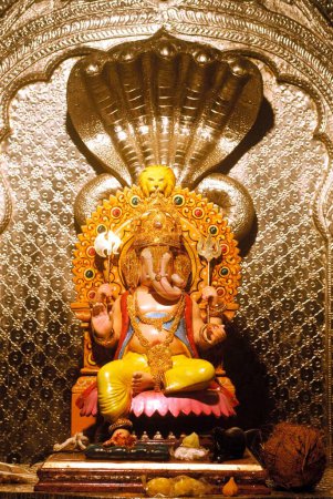 Téléchargez les photos : Richement décoré idole du seigneur Ganesh éléphant dirigé Dieu ; Ganapati festival année 2008 à Pune ; Maharashtra ; Inde - en image libre de droit