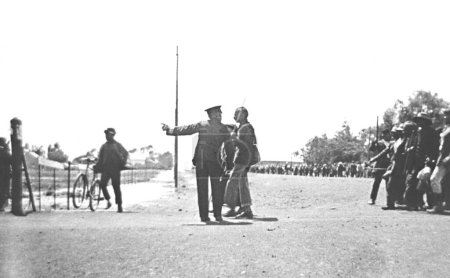 Foto de Policía confrontando a Mahatma Gandhi mientras dirigía a los trabajadores mineros indios en huelga desde Newcastle hasta Transvaal, Sudáfrica, el 6 de noviembre de 1913 - Imagen libre de derechos