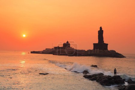 Téléchargez les photos : Vue du lever du soleil du Mémorial Vivekananda et statue du poète tamoul Thiruvalluvar situé sur les îles Rocheuses ; Kanyakumari ; Tamil Nadu ; Inde - en image libre de droit