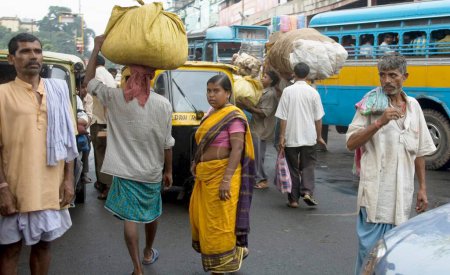 Foto de Escena de la calle, autobus local rickshaw y tráfico de caos peatonal, Calcuta ahora Calcuta, Bengala Occidental, India - Imagen libre de derechos