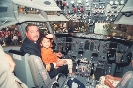 Téléchargez les photos : Pilote assis avec enfant dans le cockpit d'un avion à réaction, Inde - en image libre de droit