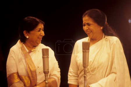 Téléchargez les photos : Chanteurs indiens lata mangeshkar et asha bhosle - en image libre de droit