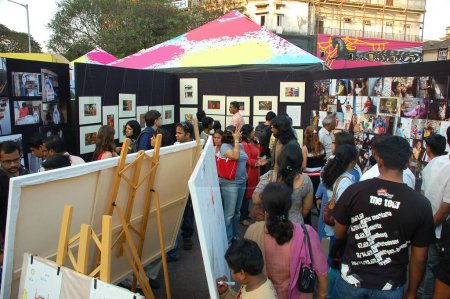 Téléchargez les photos : Les gens apprécient l'exposition au festival d'art kala ghoda, Bombay Mumbai, Maharashtra, Inde - en image libre de droit