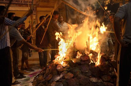 Téléchargez les photos : Personnes effectuant un rituel avec des bâtons Jodhpur Rajasthan Inde Asie - en image libre de droit