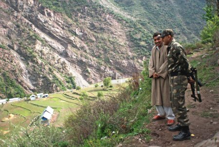 Téléchargez les photos : Soldat des forces de sécurité frontalières avec un homme du village d'Urusa, Uri, Jammu-et-Cachemire, Inde 7 avril 2008 - en image libre de droit