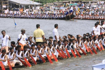 Téléchargez les photos : Course de bateau de serpent sur le lac punnamada, Alleppey, Alappuzha, Kerala, Inde - en image libre de droit