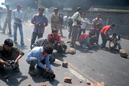 Téléchargez les photos : Photographes de presse et caméraman couvrant la pierre peinte sur la route, Bandra, Bombay Mumbai, Maharashtra, Inde 21 octobre 2008 - en image libre de droit