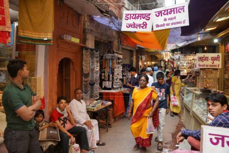 Téléchargez les photos : Magasin dans les ruelles étroites, varanasi, uttar pradesh, Inde, Asie - en image libre de droit