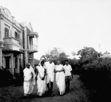Foto de Kusumbehn Adani Mahatma Gandhis sobrina, Jamunabehn Gandhi, Narandas Gandhi, Mahatma Gandhi, Abha Gandhi y Arun Gandhi en la clínica de curación natural Dr. Dinshah Mehtas en Pune, 1944 - Imagen libre de derechos