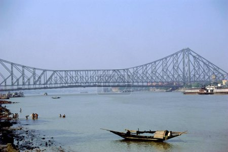Téléchargez les photos : Howrah Bridge et Hoogly River, Calcutta, Bengale occidental, Inde - en image libre de droit