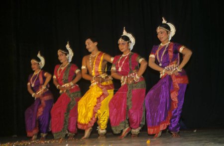 Foto de Odissi Danza, hombre y mujeres realizando danza clásica de la India - Imagen libre de derechos