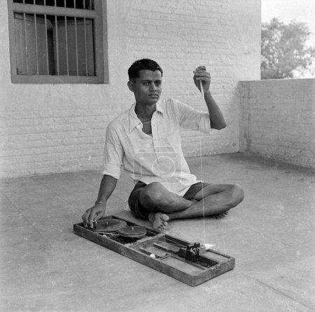 Foto de Viejo vintage negro y blanco 1900s imagen de hilo de algodón indio proceso de hilado manualmente India 1940 - Imagen libre de derechos
