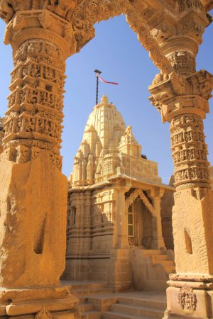 Magnifiquement sculpté porte pilier à l'entrée des temples Jain fabriqués par des grès à Lodurva ; Jaisalmer ; Rajasthan ; Inde