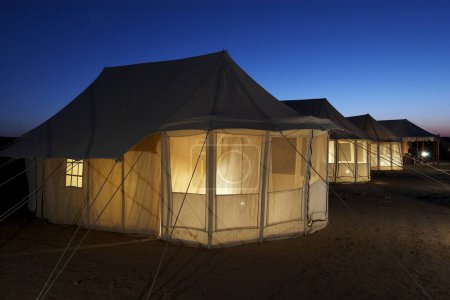 Foto de Habitaciones con tiendas en Sam Sand Dunes, Royal Desert Safaries, Jaisalmer, Rajasthan, India - Imagen libre de derechos