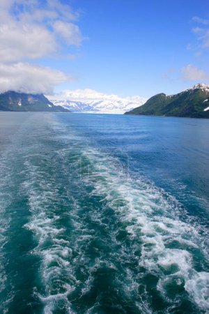 Fernblick auf Hubbard-Gletscher; Wellen, die von Kreuzfahrtschiffen erzeugt werden; der längste Gezeitenwassergletscher in Alaska; Saint Elias Nationalpark; Ernüchterungsbucht; Alaska; USA Vereinigte Staaten von Amerika