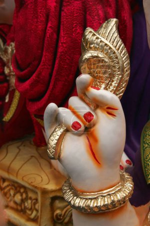 Téléchargez les photos : L'une des quatre mains de l'idole du Seigneur Ganesh ; l'éléphant dirigé Dieu ; tenant la fleur appelée Lotus ; Festival ganpati Ganesh ; Pune ; Maharashtra ; Inde - en image libre de droit