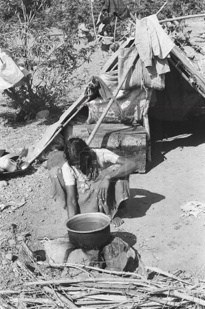 Téléchargez les photos : Femme rurale cuisinant à l'extérieur de sa maison ; village de Lokur ; district de Dharwar ; district de Bijapur ; Karnataka ; Inde - en image libre de droit