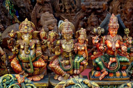 Téléchargez les photos : Statues de Ganesh ganpati éléphant chef seigneur, Déesse Parvati et Vishnu Seigneur Laxmi en bronze - en image libre de droit