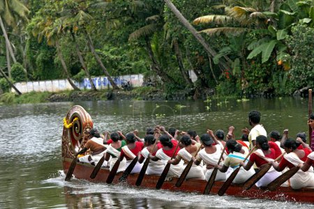 Foto de Snake boats Carreras en el lago Punnamada en Alleppey Kerala India - Imagen libre de derechos