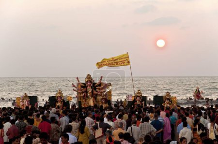 Téléchargez les photos : Durga Idol Immersion à Juhu Beach Mumbai Maharashtra Inde Asie - en image libre de droit
