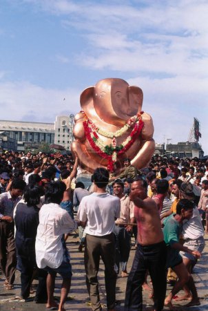 Téléchargez les photos : Festival Ganesh ganpati ; Immersion d'une énorme idole d'éléphant dirigée par Dieu ; idole indonésienne ; Mumbai Bombay ; Maharashtra ; Inde - en image libre de droit